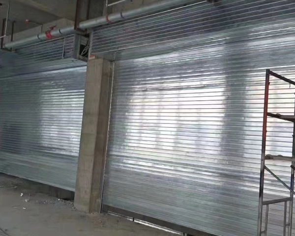 學府智能停車樓防火門，防火卷簾，快速門，擋煙垂壁施工現(xiàn)場